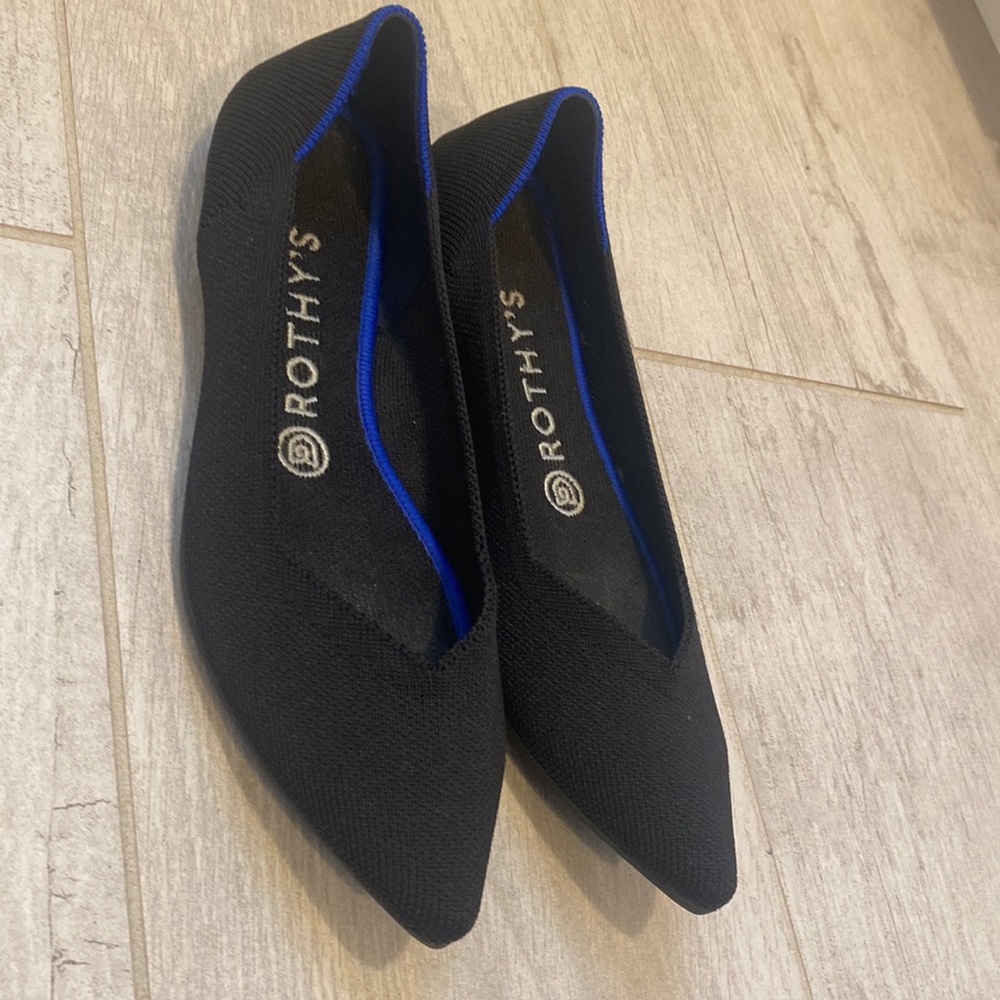 Like new- black Rothy’s! 🖤